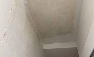 Oprava a vymalovani steny a prilehleho stropu - stav před realizací