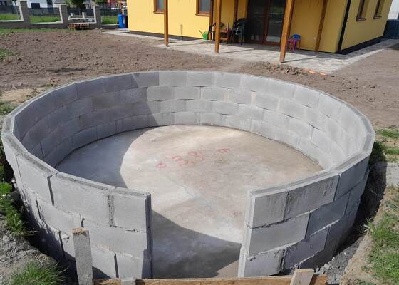 Realizace zámkové dlažby a vyhotovení stěn bazénu