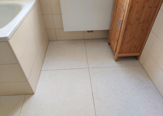 Oprava podlahy (dlažby) ve větší koupelně