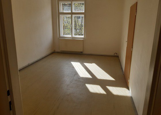 Pokládka nové vinylové podlahy ve starém bytě (trámový strop) - stav před realizací