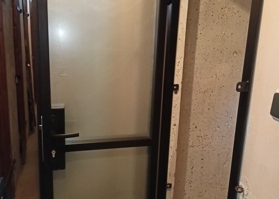 Plechové dveře do sklepní kóje v panelovém domě.