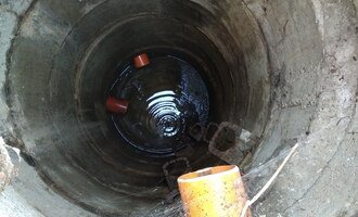 Přípojka kanalizace v betonové šachtici - stav před realizací