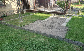 Odstranění obrubníků z trávníku - stav před realizací