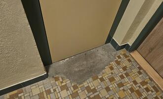 Odstranit ve sklepě mozaiku na podlaze a získanými díly vyspravit poškozené části v domě - stav před realizací