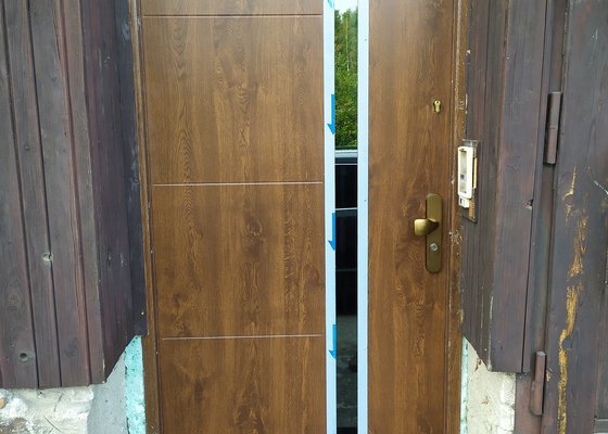 Výměna starých železných dveří za nové dřevěné + bezpečnostní kování s bezpečnostní vložkou