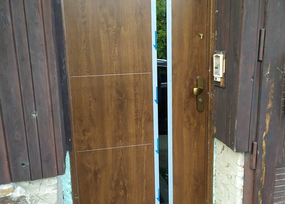 Výměna starých železných dveří za nové dřevěné + bezpečnostní kování s bezpečnostní vložkou