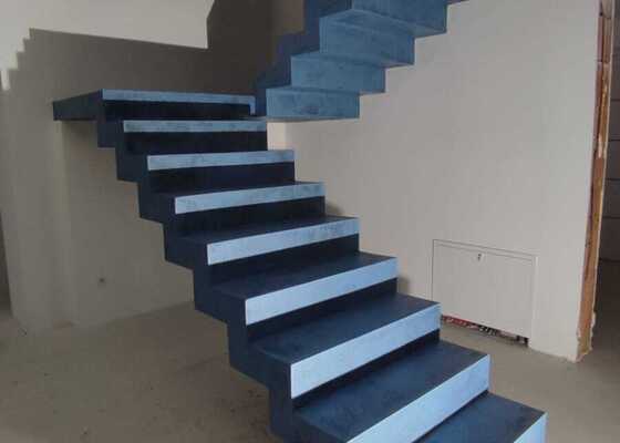 Aplikace betonové stěrky na pohledové schody