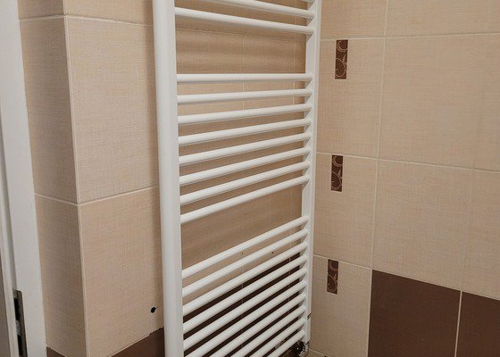Výměna topného žebříku v koupelně včetně termostatické hlavice