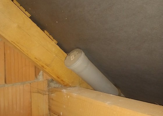Vyvedení odvzdušnění kanalizace na střechu rodinného domu - stav před realizací