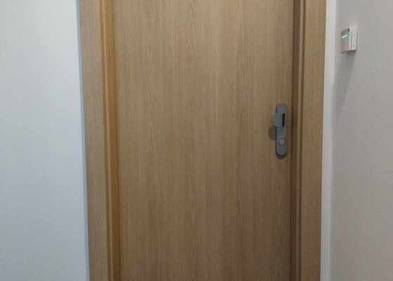 Čalounění vchodových dřevěných dveří v bytě  85x200