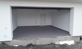 V garáži a soklových lištách položte cca 30 m2 dlažby