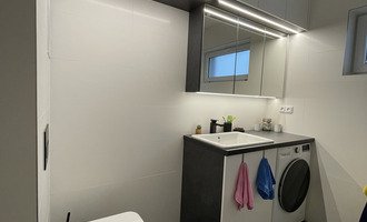 Skříňky do koupelny, obložky na dveře a posuvné dveře ke koupelně