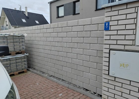 Stavba plotu z betonových tvarnic