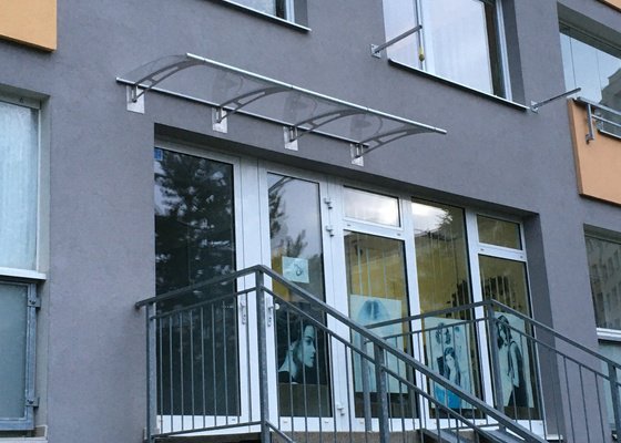 Oblouková stříška nad vchodové dveře panelového domu