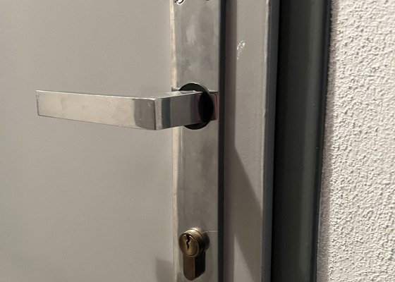 Zabezpečení dveří sklepní kóje