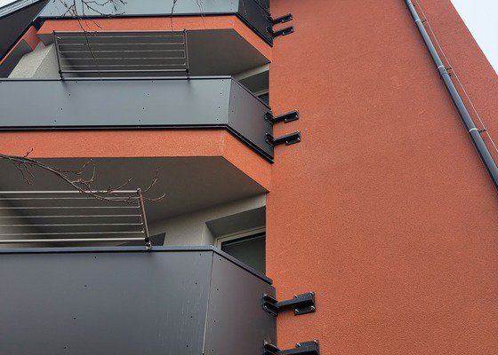 Mříže do sklepních oken, balkonové zábradlí a požární žebřík s plošinkou