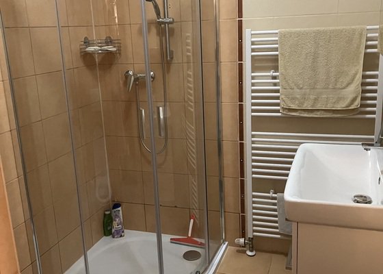Výměna sprchového koutu, umyvadla a skříňky pod umyvadlem