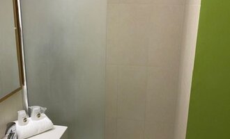 Silikon do koupelen v hotelu - stav před realizací