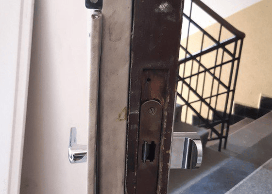 Upadlá klika na dveřích (bezpečnostní vstupní dveře)
