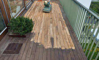Broušení a olejování dřevěné terasové podlahy s jejími drobnými opravami