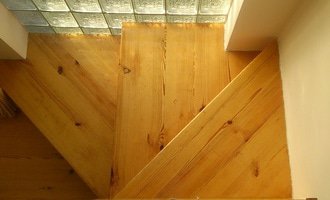 Rekonstrukce dřevěného schodiště - stav před realizací