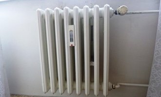 Výměna 2 radiátorů v panelovém bytě v Praze 6 - stav před realizací