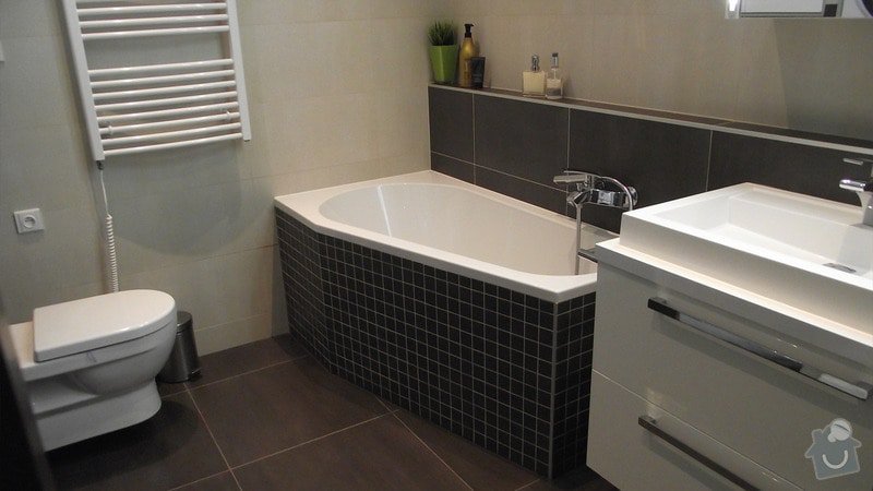 Hnědo béžová moderní koupelna, bílá kuchyně a obývací pokoj do hněda: karasova_big_03