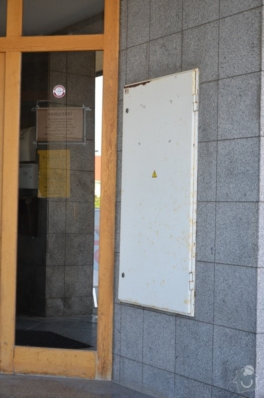 Malířské práce - ošetření dřevěných oken a dveří na administrativní budově Vyškov: DSC_8383