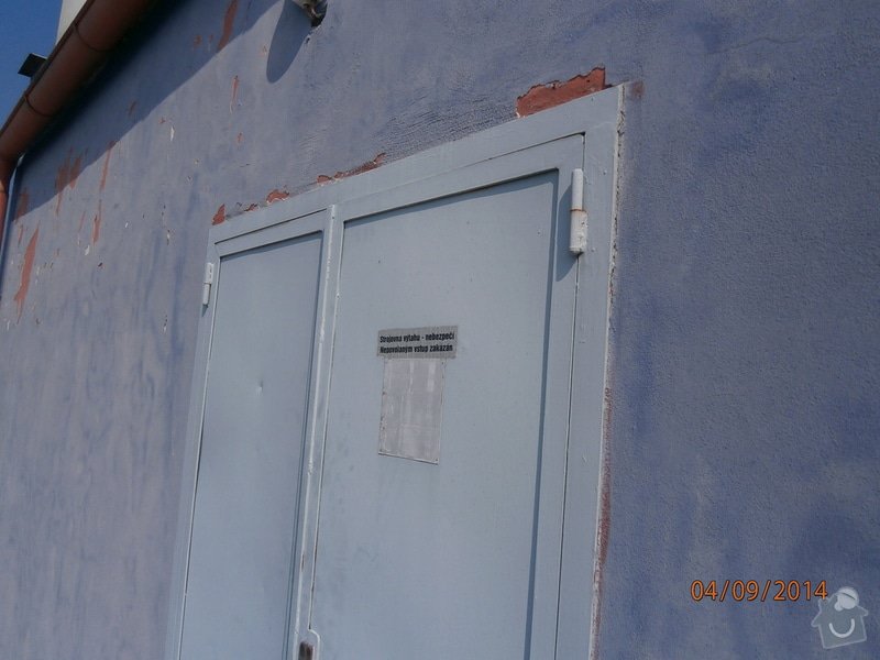Výměna plechových dveří za plastové v šedé barvě povrch: P9040002