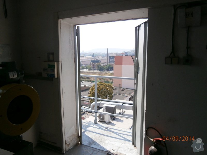 Výměna plechových dveří za plastové v šedé barvě povrch: P9040004