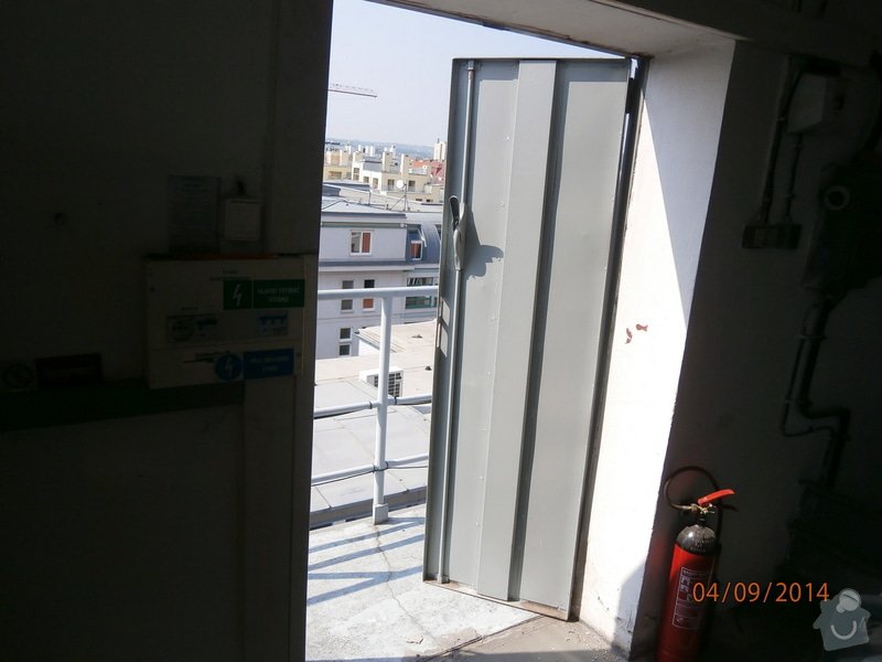 Výměna plechových dveří za plastové v šedé barvě povrch: P9040005