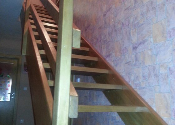 Dřevěné schodiště se zábradlím, kuchyňská linka