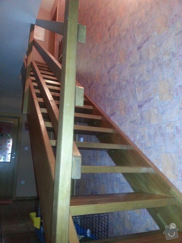 Dřevěné schodiště se zábradlím, kuchyňská linka: 20140914_101230