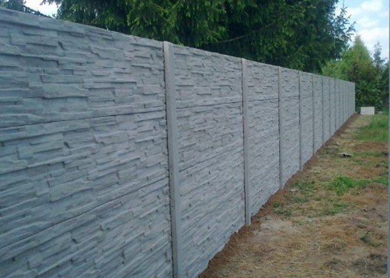 Stavba betonového skládaného plotu - stav před realizací