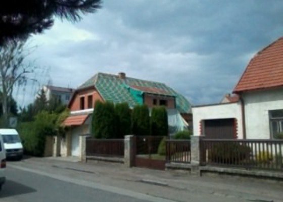 Realizace střechy na klíč včetně demoličních prací na RD v Suchdole