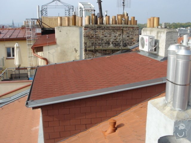 Opravu střechy činž.domu proti zatékání: 2