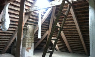 Dílčí vyspravení sedlové střechy z pálených tašek (půdorys domu 12,5x11m) - stav před realizací