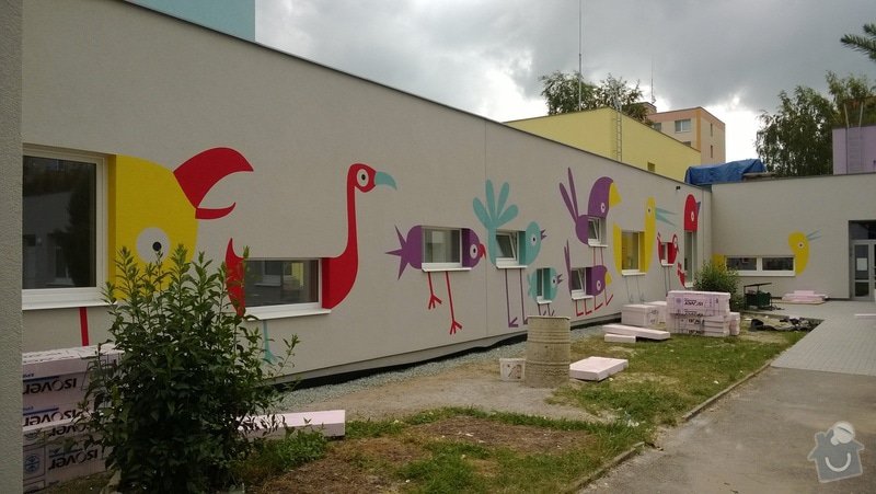 Dekorativní malby na fasádu školky v Dobrušce: Dekorativni_malba_na_fasadu_abstraktni_ptaci_MS_Dobruska_4_