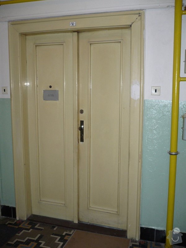 Renovace vchodových dveří do bytu.: P1060586