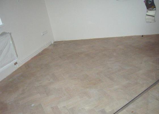 Rekonstrukce dřevěné parketové podlahy - stav před realizací