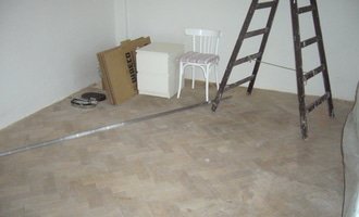 Rekonstrukce dřevěné parketové podlahy - stav před realizací