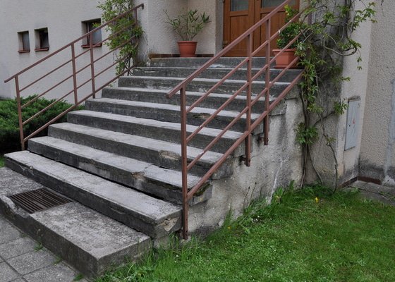 Rekonstrukce vstupních schodů a podest