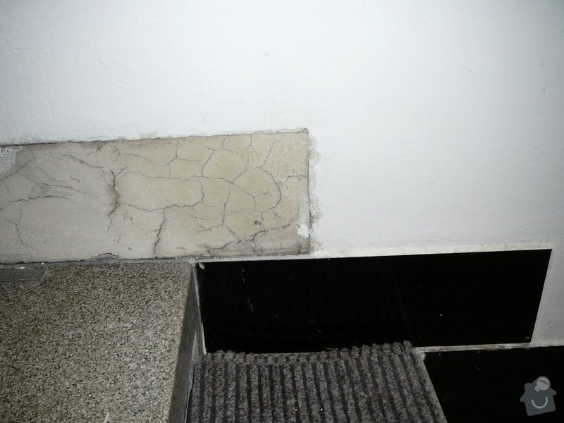 Oprava dlažby kolem schodů na chodbě v bytovém domě: P1080980