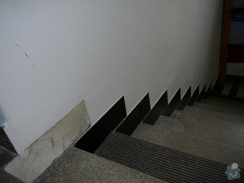 Oprava dlažby kolem schodů na chodbě v bytovém domě: P1080981
