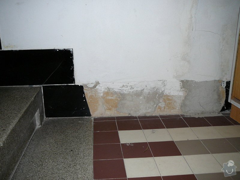 Oprava dlažby kolem schodů na chodbě v bytovém domě: P1080987