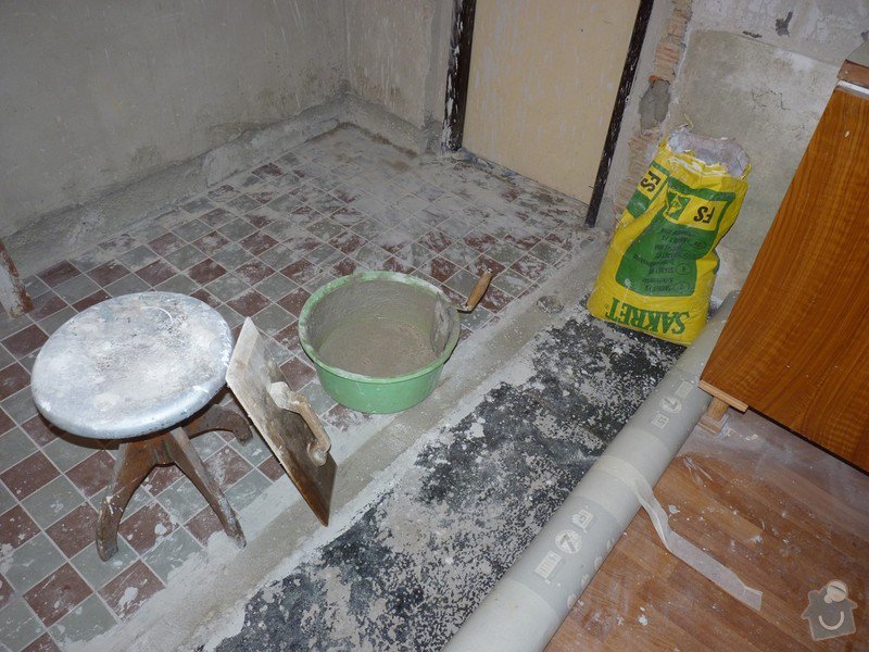 Rekonstrukci a vyrovnání betonové podlahy v kuchyni - přibližně 5,25 x 3,30 m: P1170684