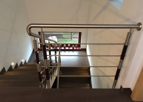 Balkónové zábradlí z nerezi a schodišťové zábradlí
