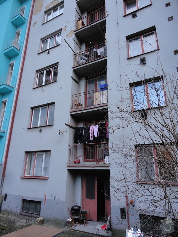 Zateplení fasády cihlového domu (6 pater) a oprava balkonů: DSC06774