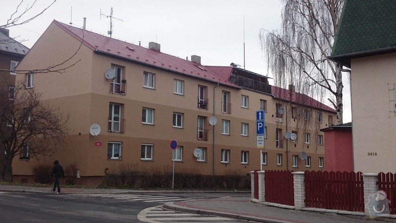 Rekonstrukce střechy,oprava fasády,výměna vchodových dveří,drenáž okolo domu: DSC_0092