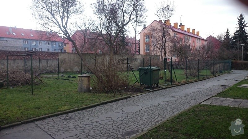 Rekonstrukce střechy,oprava fasády,výměna vchodových dveří,drenáž okolo domu: DSC_0098